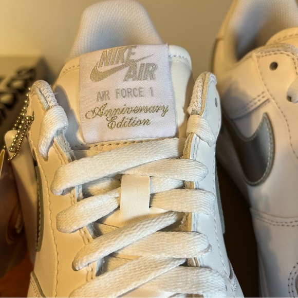 NIKE Air Force One ‘07 Low White Metallic Silver